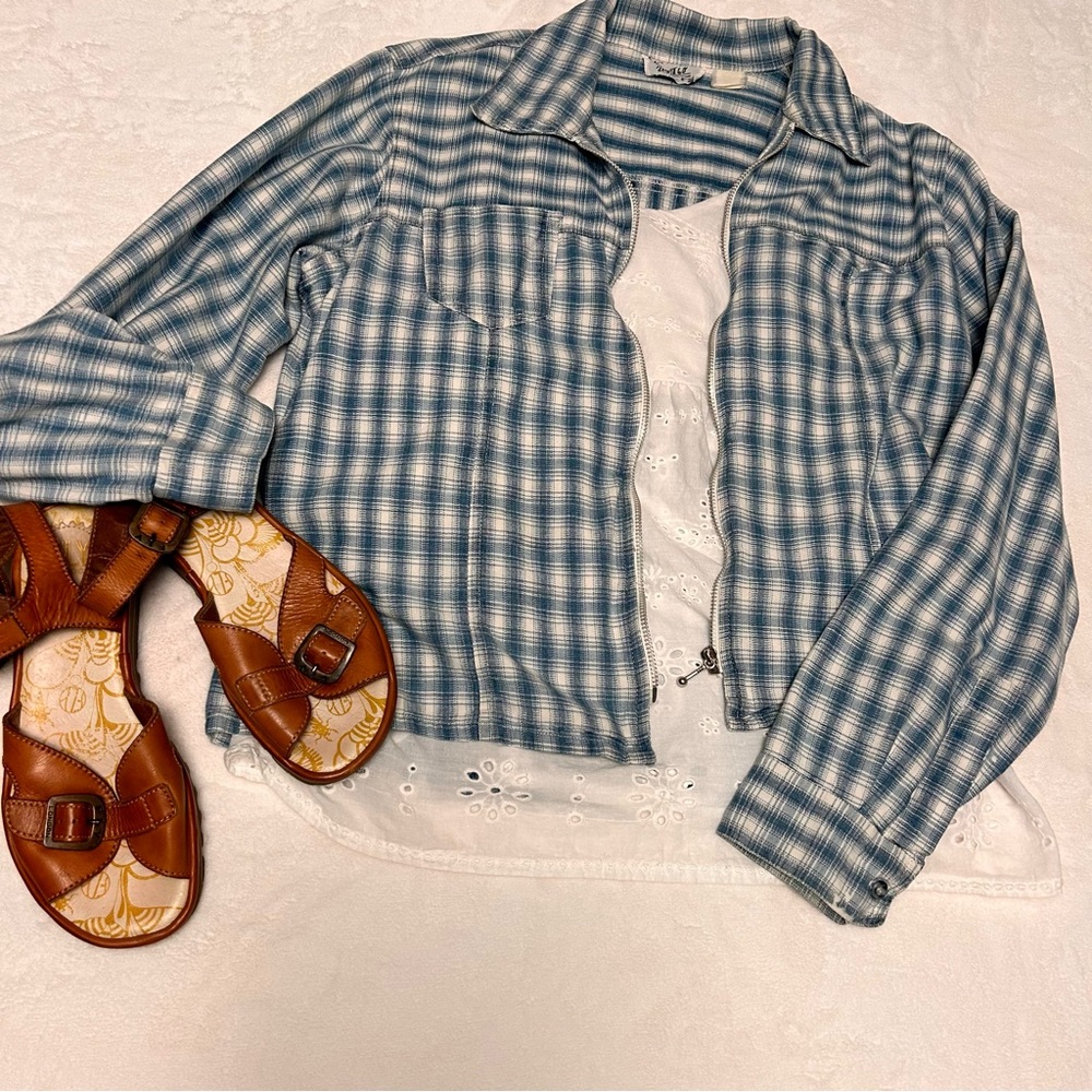 Soft vintage 90s zip-up jacket in faded blue plaid.